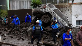 Brigadas de rescate continúan en la búsqueda de sobrevivientes o cuerpos tras el aluvión en Quito [upl. by Ahseei582]