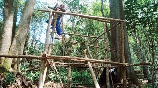 HARI KE TIGA PEMBUATAN RUMAH DI HUTAN MEMASANG KAYU BAGIAN ATAS [upl. by Adlih]