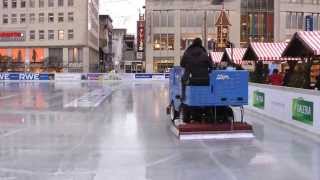 Eisbearbeitungsmaschine im EinsatzEispflege der Eisbahnen [upl. by Balf760]