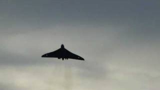 VULCAN XH558 FANTASTIC HOWL THEN LANDING AT BRIZE NORTON SAT 18SEPT 2010 [upl. by Clarita]