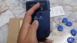 เครื่องคัดลอกบัตร RFID ปลอมบัตรเข้าห้องพัก คอนโด  Handheld RFID Reader and Writer [upl. by Pall998]