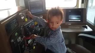 Niño Jugando con Tren Real Funny moments UP 8952 SD70AH [upl. by Embry]