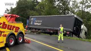 04092024  VN24  LKW rutscht in einen Wald  Neuer Abschleppwagen das erste mal in Gebrauch [upl. by Jer206]