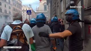 Manifestanti No Green Pass vicino a Palazzo Chigi cariche della polizia e fermi [upl. by Resneps]