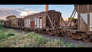 Fim de tarde em Uberaba com trem C644 chegando com locos gt46 e vagoes hpe 04042024 [upl. by Dearr]