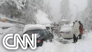 Pelo menos 16 turistas morrem em tempestade de neve no Paquistão  CNN SÁBADO [upl. by Rowen519]