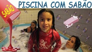 COLOQUEI SABÃO NA PISCINA E TOMEI BANHO DE ESPUMA COM A MINHA MÃE [upl. by Ahsinik]