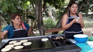 Como hacer las ricas Pupusas deQueso Loroco parte 2 El salvador 4x4 [upl. by Anaujat]