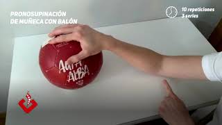 FISIOTERAPIA EN CASA Prono supinación de muñeca con balón [upl. by Osithe]