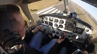 So wird ein Motorflugzeug geflogen  Von der FlugVorbereitung über das Cockpit bis zur Landung [upl. by Paulsen]