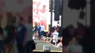 Fãs Invadem Palco Em Show De Ivete Sangalo No Olinda Beer 2017 [upl. by Cutlip]