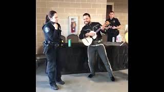 No Olvida Sus Raices Mujer Policia Americana canta Los Laureles [upl. by Esilehs917]