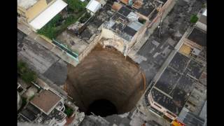 Sinkhole Guatemala 2010  Guatemala un cratère géant [upl. by Illene814]