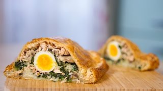 Koulibiac  un pâté russe garni champignons saumon et épinards recette de Pâques ou Noël [upl. by Wendie821]