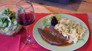 Burgunder Rindsbraten mit Bandnudeln und Salat [upl. by Rudolfo]