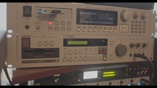 Akai S700 sampler  a gem for 90s hiphop [upl. by Okika582]