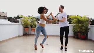 Salsa Caleña Pareja Bailando en Cali Colombia 🔥🔥🔥 [upl. by Yarahs]