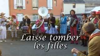 Laisse tomber les filles fanfare Reuz Bonbons La Vie en Reuz Douarnenez [upl. by Neerol472]