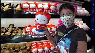 HELLO KITTY at Universal Studios Hollywood Citywalk  Cartooniversal toy shop [upl. by Novikoff826]