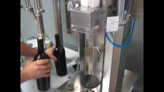 Monoblocco riempitrice tappatrice per vino semiautomatica  Canellitech [upl. by Zucker]