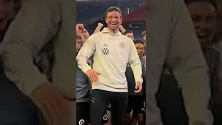 Thomas Müllers GuteLauneDance mit Noel Robinson  shorts [upl. by Durante510]