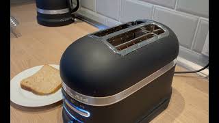 Der KitchenAid Artisan 2 Scheiben Toaster 5KMT2204EBK [upl. by Ethe802]