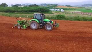 Deutz fahr drilling sorghum sudan grass with amazone 도이치파 아마존 수단그라스 줄파종 [upl. by Aicad]