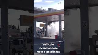 Pésima idea se mete a gasolinera vehículo incendiandose [upl. by Windsor741]