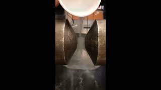 Magnetism of liquid nitrogen vs liquid oxygen [upl. by Enaffit]