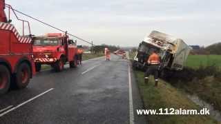 Lastbilen kørt i grøften Tykhøjenvej Ved Farre 11112014 Kl 0915 [upl. by Eelra44]