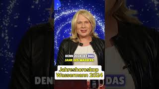 Gernot Haas als StarAstrologin Gerda Rogers  Jahreshoroskop 2024  Wassermann [upl. by Matthaus477]