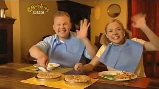 Higgledy House Justin and Sarah not realizing they are using the same pie tin to mix the ingredient [upl. by Ecnadnac340]