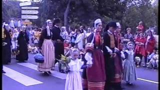 Quimper  Défilé des Guises Festival de Cornouaille Juillet 2000 partie 2 [upl. by Hunfredo799]