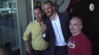 Leonardo Bonucci the emotion of Mondo Milan Museum the love of the fans [upl. by Ocsirf]