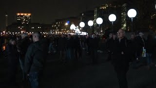 Berlin commémore les 25 ans de la chute du mur avec des ballons lumineux [upl. by Yenrab]