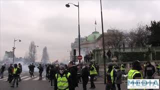 Un policier tire sur le Palais de la Légion d’honneur Gilets jaunes ACTE 8 [upl. by Jonathon]