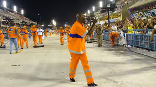 SORRISO DA COMLURB DANDO SHOW DE DANÃ‡A E SIMPATIA NO SAMBÃ“DROMO [upl. by Ilak]