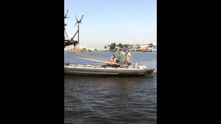 Sleepboot Westerdok 2 vertilt zich aan ZS Tres Hombres in Amsterdam [upl. by Whiteley]