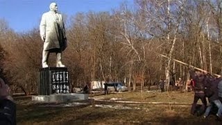 Ukraine Protesters Topple Lenin Statues [upl. by Mazur]