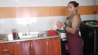 Tica Camargo cocinando arroz con coco y Gallina criolla guisada comida Costeña Colombiana [upl. by Saoj]