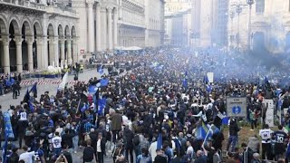 Scudetto Inter Piazza Duomo piena di tifosi per la festa [upl. by Ayidan]