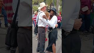 Una linda morenita baila en el parque berrio con un campesino humilde [upl. by Groot]