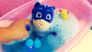 GATTOBOY fa un bagnetto nellacqua blu ma GUFETTA ne cambia il colore VIDEO PER BAMBINI [upl. by Rochus]