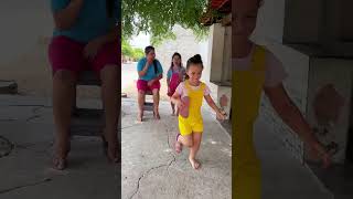 Pegando chinelo da irmã funny cuteaby cute baby shorts [upl. by Mikey]