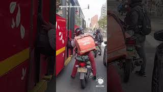 Domiciliario de Rappi le ayuda a un usuario a recuperar su maleta en un bus de Transmilenio [upl. by Sylado767]