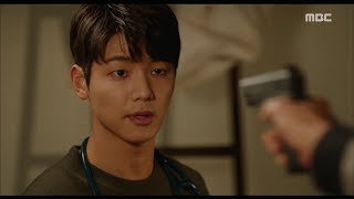 Hospital Ship병원선ep2930Kang Minhyuk calmly convinces even if he threatens his life20171018 [upl. by Eelirak]