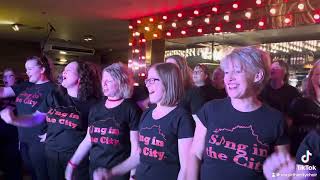 Sing in the City amp Hanley and the Baird Pub entertainment look at this audience Manic Medley [upl. by Vassily]