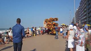 Bloemencorso Blankenberge 2017  Wakawé Loenhout  De nek uitsteken [upl. by Werd]