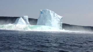 Iceberg colapsa y crea una ola de hielo [upl. by Fiore]