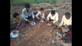 शेतातील ऊस तोडणी कामगारांसाठी केलेली खास गावरान चिकन रस्सा ची मेजवानी Gavran chicken rassa [upl. by Crabb]